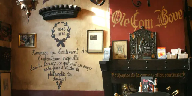 Salle décorée du bar La Fleur en Papier Doré à Bruxelles avec décor ancien
