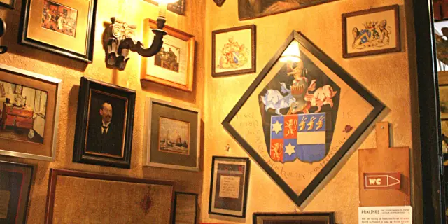 Décor intérieur du bar La Fleur en Papier Doré à Bruxelles, estaminet traditionnel Doré