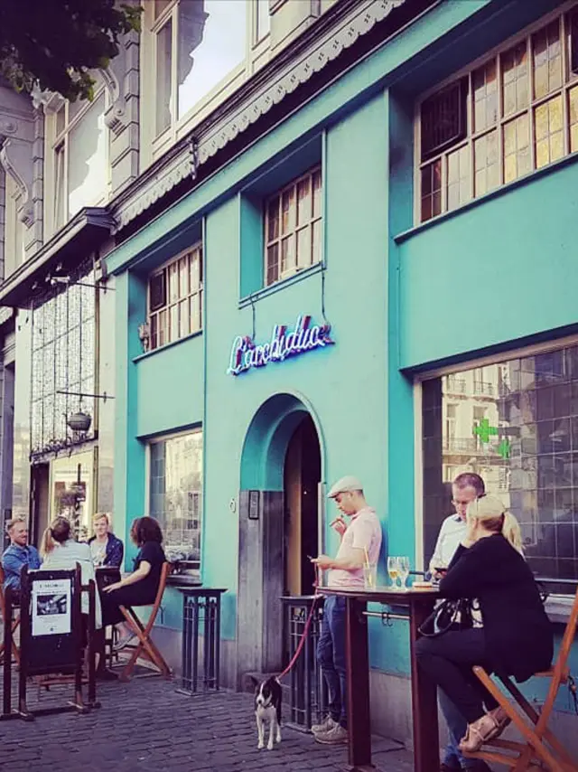 Entrée du bar L’Archiduc à Bruxelles, façade art déco près de la Bourse