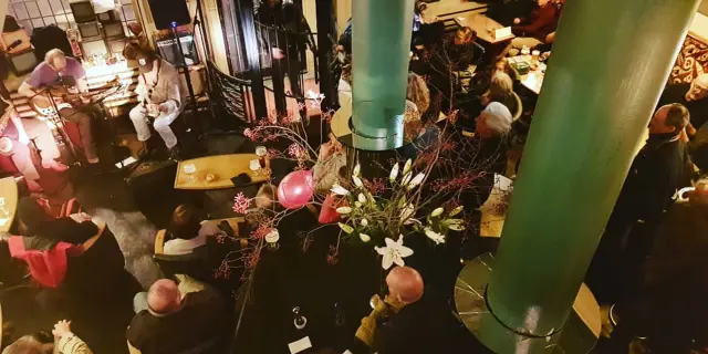 Intérieur du bar L’Archiduc à Bruxelles, ambiance jazz et art déco