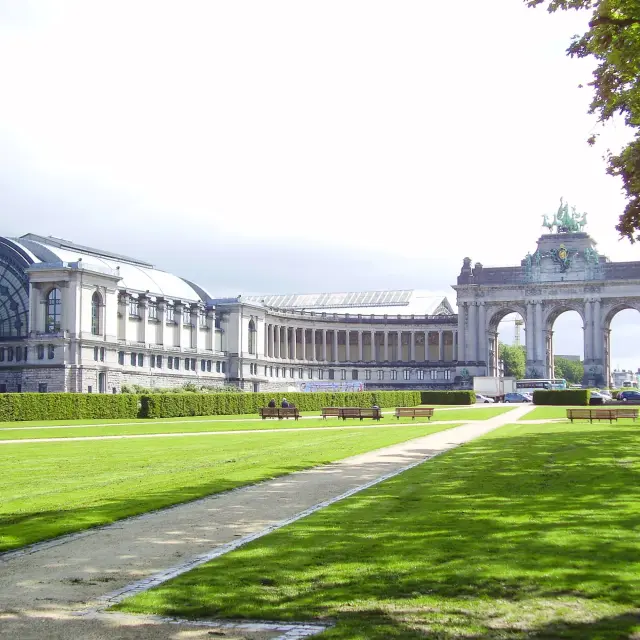 Parc du Cinquantenaire à Bruxelles avec ses jardins et bâtiments historiques