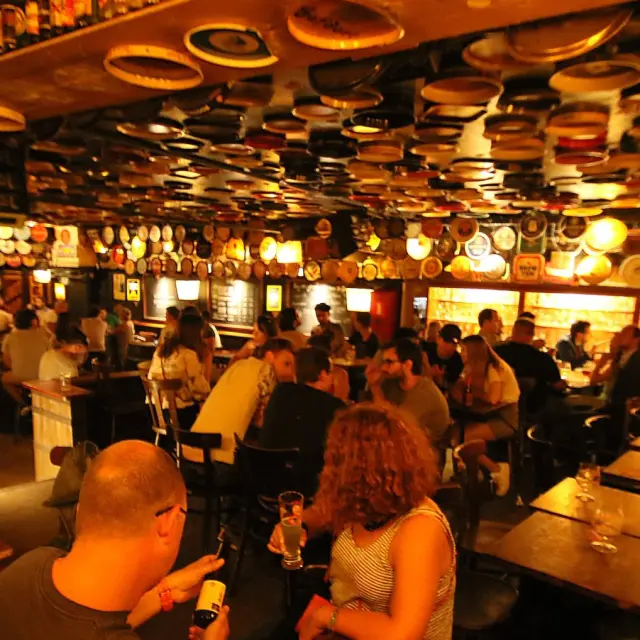 Intérieur du Delirium Café à Bruxelles, bar à bières réputé