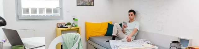 Studio meublé pour étudiant à Bruxelles avec espace bureau et cuisine équipée