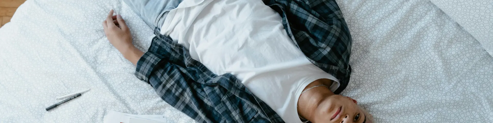 Salon d’un appartement meublé à Bruxelles avec canapé et télévision pour séjour temporaire