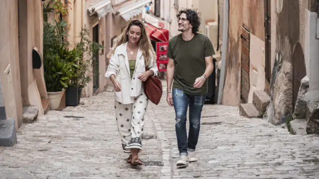 Balade en couple dans les ruelles de la haute ville de Bonifacio