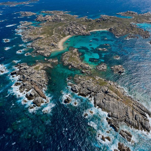 Vue aérienne de l'Archipel des îles Lavezzi à Bonifacio