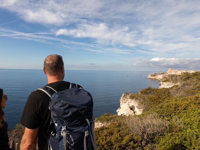 Couple baladant à pied sur le sentier du Campu Rumanilu à Bonifacio