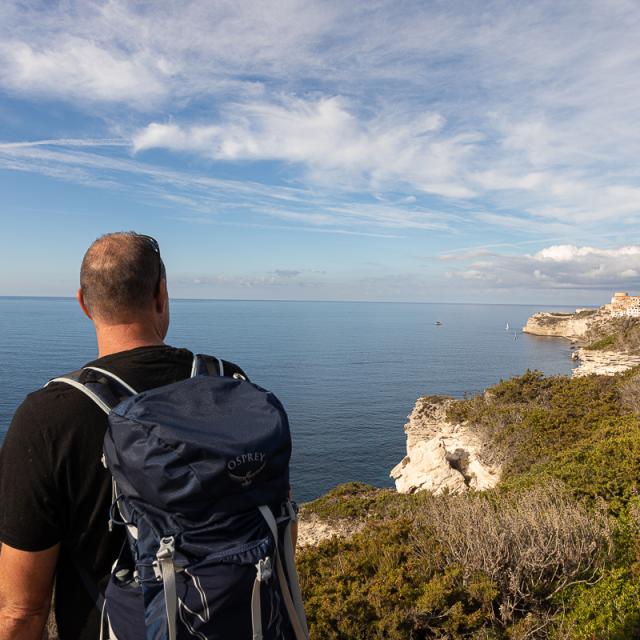 Couple baladant à pied sur le sentier du Campu Rumanilu à Bonifacio