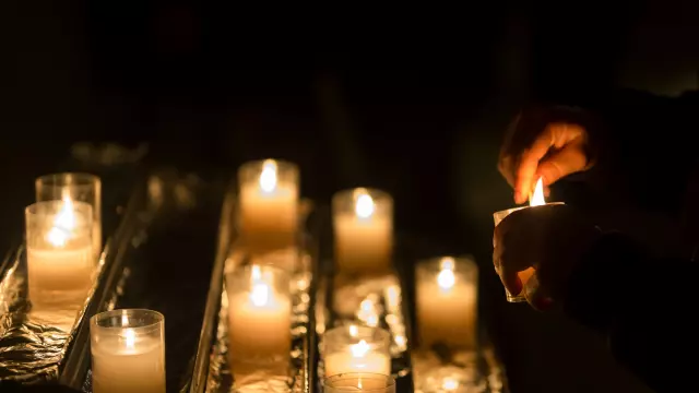 Cierges allumés lors d'une célébration religieuse