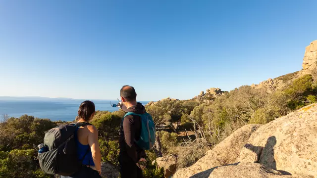 Couple se baladant à pied à la Trinité à Bonifacio