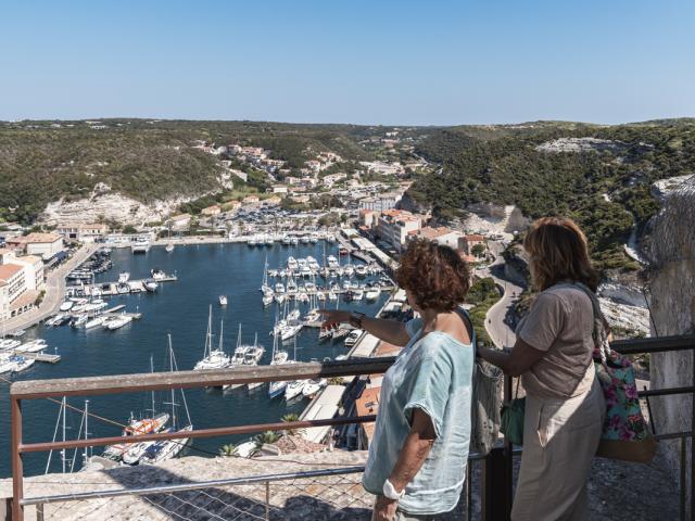 Dames admirant la vue sur la marina depuis les esplanades du Bastion de l'Etendard à Bonifacio