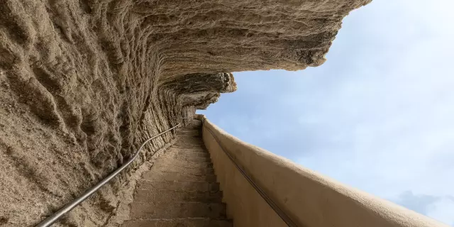 Vue de l'Escalier du Roy d'Aragon creusé dans les falaises à Bonifacio