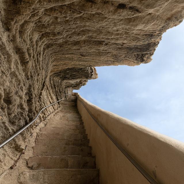 Vue de l'Escalier du Roy d'Aragon creusé dans les falaises à Bonifacio