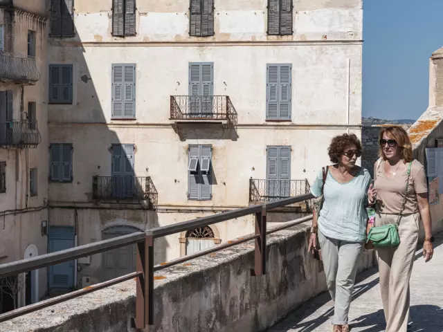 Dames flânant sur les esplanades du Bastion de l'Etendard à Bonifacio