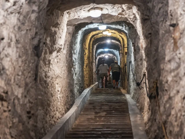 Gouvernail monument historique tunnel à Bonifacio