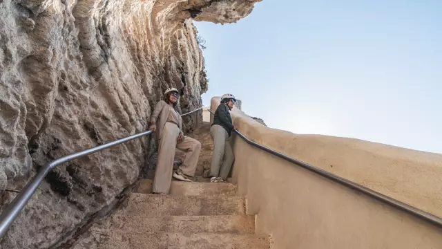 Visiteurs séniors admirant la vue depuis l'Escalier du Roy d'Aragon en remontant les marches