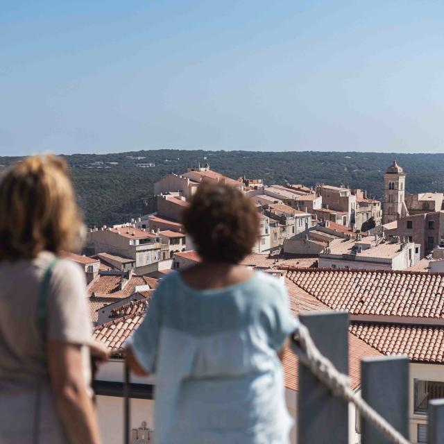 Vue de la haute-ville depuis le belvédère du Torrione à Bonifacio