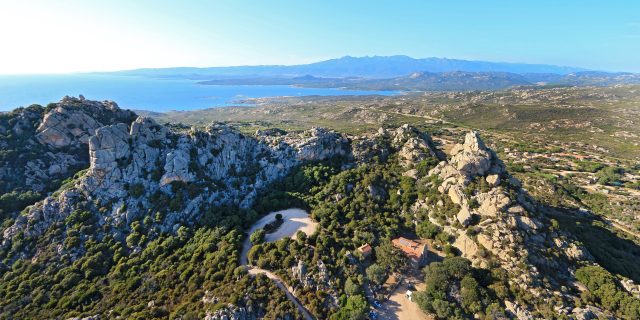 Vue aérienne du massif de la Trinité et l'Ermitage à Bonifacio