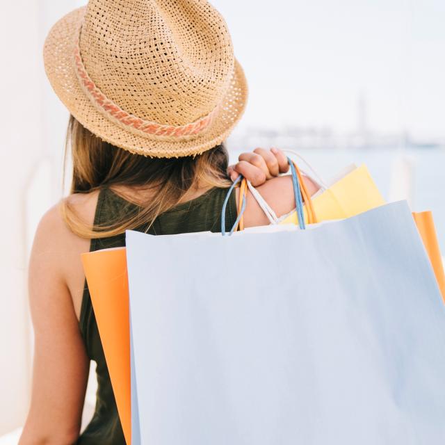 Jeune Femme Chapeau Shopping Bonifacio