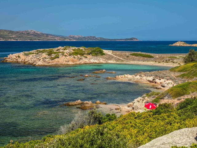 Plage Sant Amanza Parasol Rouge Bonifacio