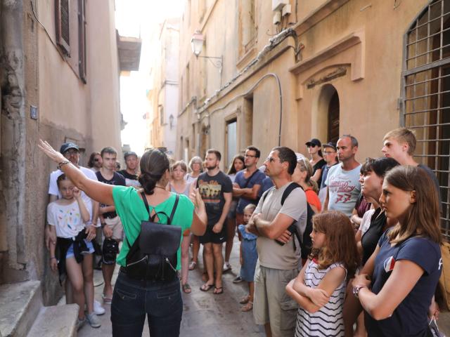 Visite Guidee Nela Groupe Visiteurs Bonifacio