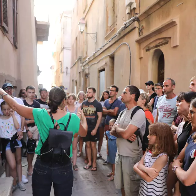 Visite Guidee Nela Groupe Visiteurs Bonifacio