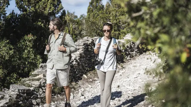 Couple Balade Sentier Printemps Bonifacio