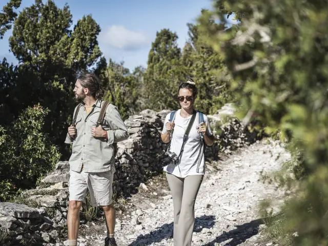 Couple Balade Sentier Printemps Bonifacio