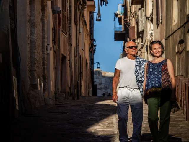 Couple Balade Rue Longue Bonifacio