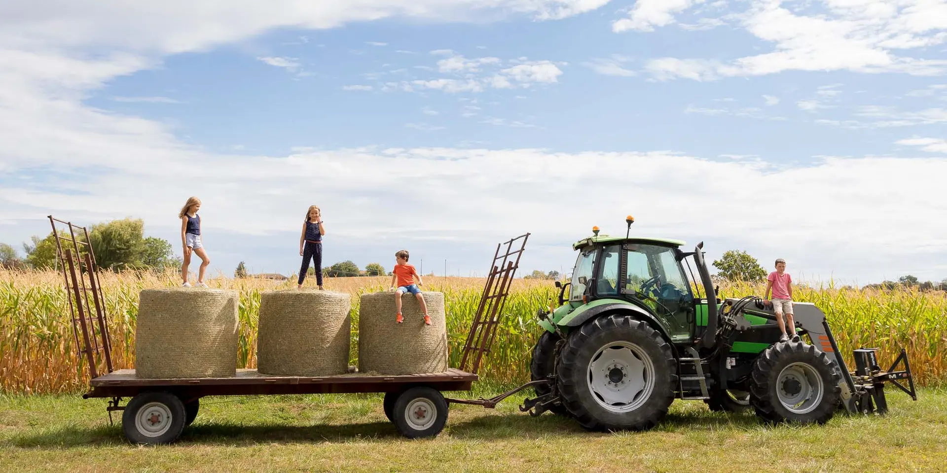 Enfants jouent des bottes de paille