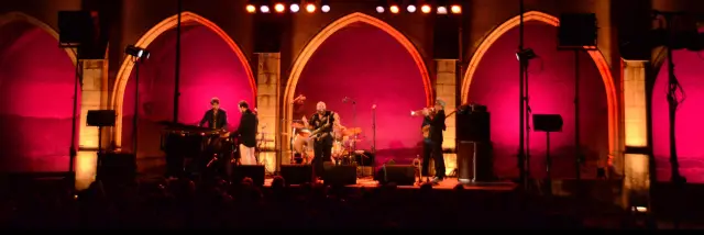 A La Folie Pas Du Tout