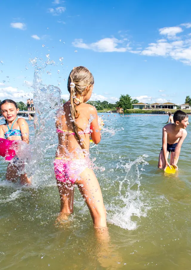 Enfants qui jouent dans l’eau