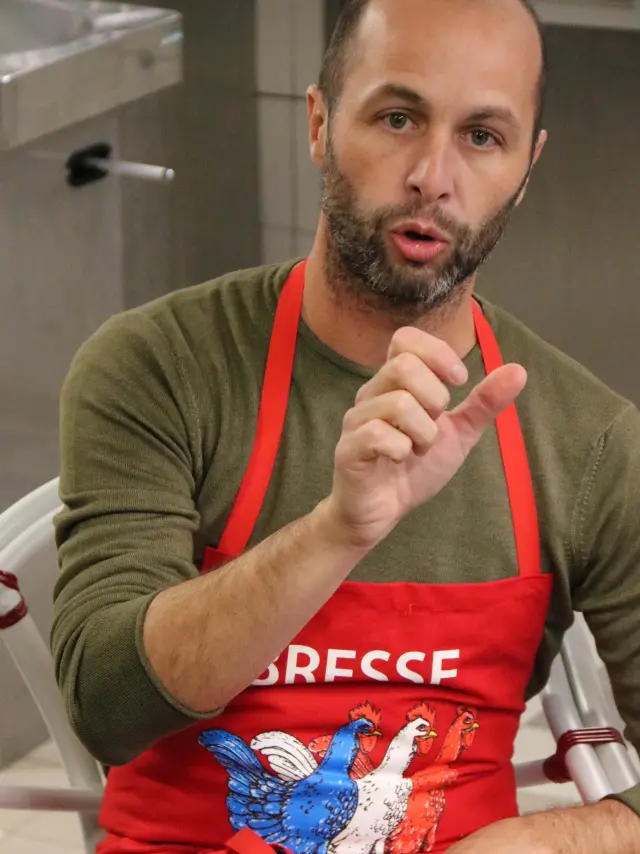 Roulage d'une volaille de Bresse AOP