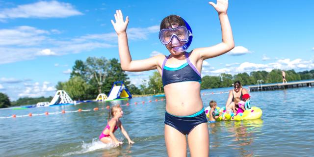 enfants qui jouent dans l'eau