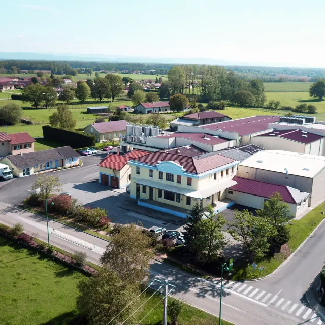 Photo aérienne de la laiterie ETREZ, siège de la composition de la crème et du beurre de Bresse AOP