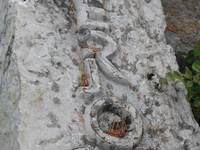 Zoom sur le Mémorial du Grand Brûle