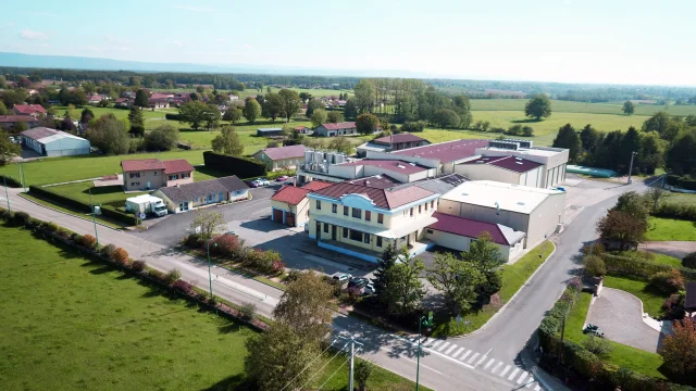 Photo aérienne de la laiterie ETREZ, siège de la composition de la crème et du beurre de Bresse AOP