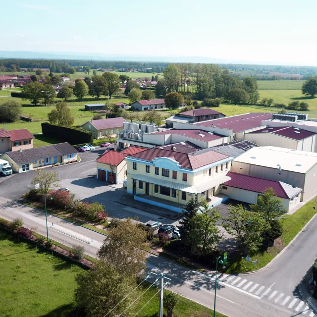 Photo aérienne de la laiterie ETREZ, siège de la composition de la crème et du beurre de Bresse AOP