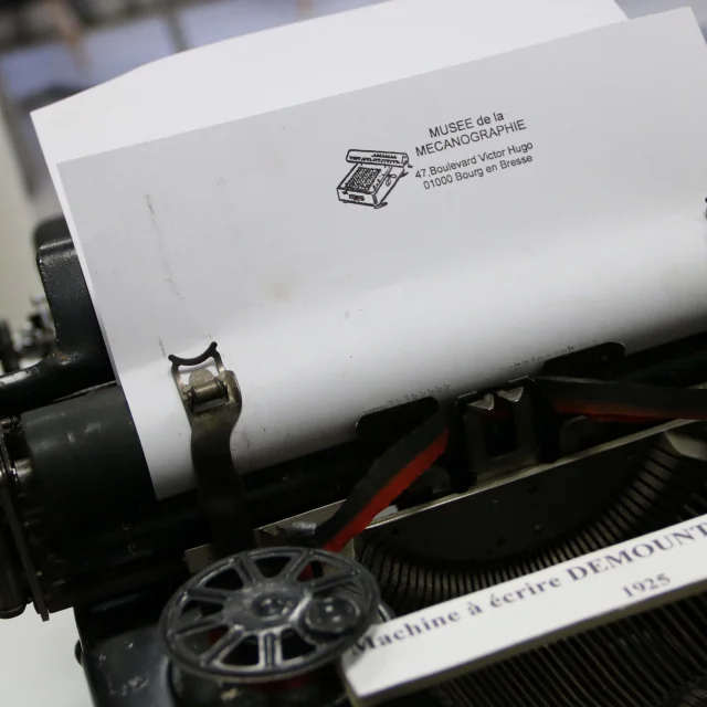 Machines à écrire et logo association