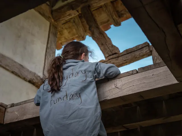 Une enfant dans une Poype