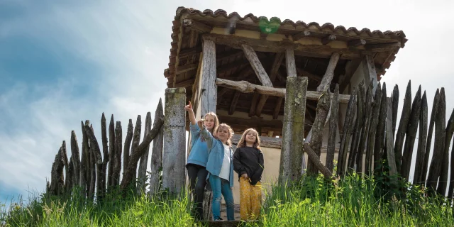 Enfants dans une Poype