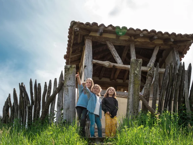Enfants dans une Poype