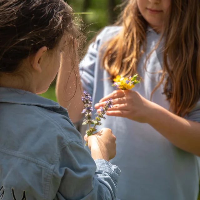 Enfants avec des fleurs