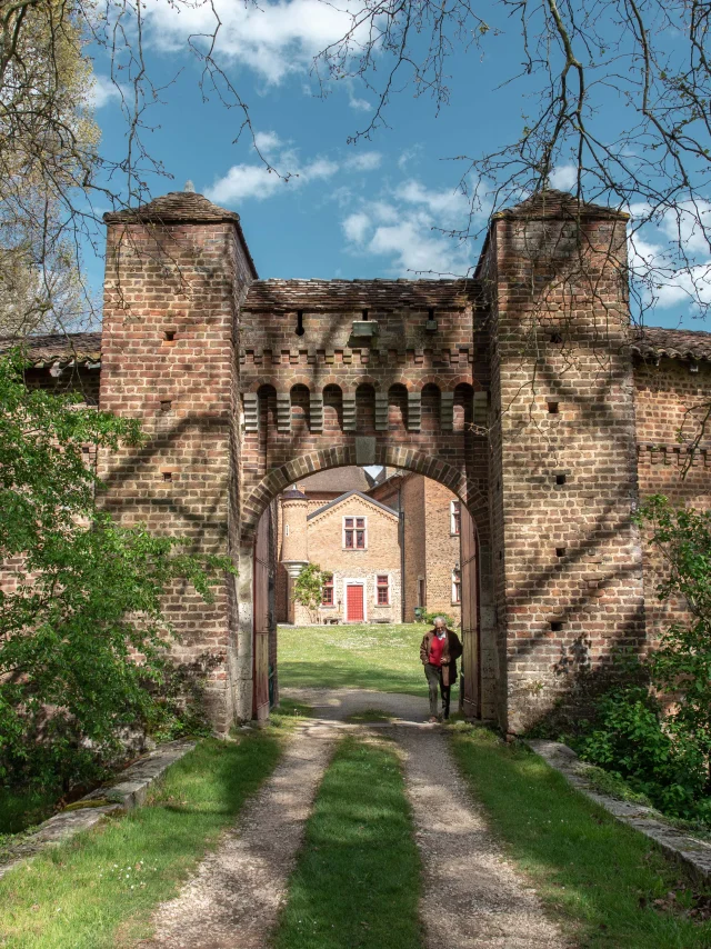 Châtelain devant son château