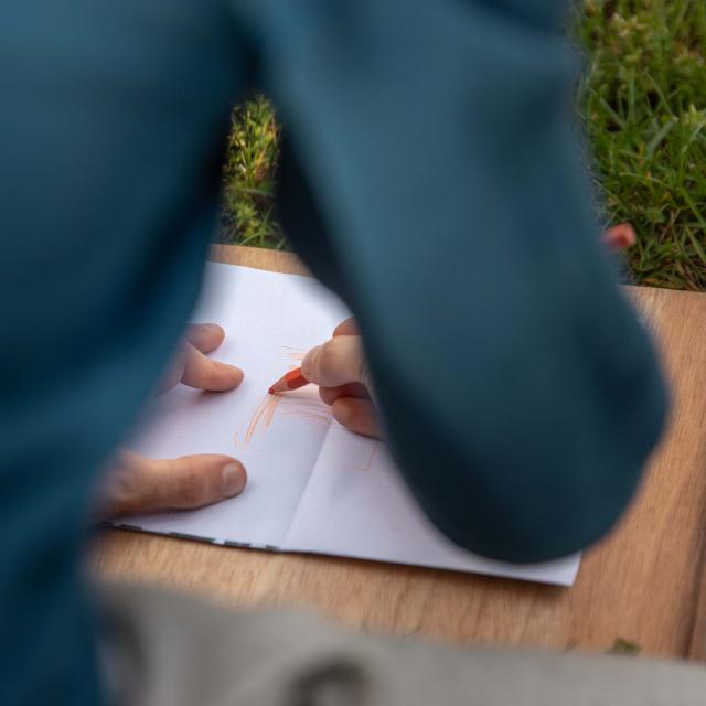 Une enfant dessine