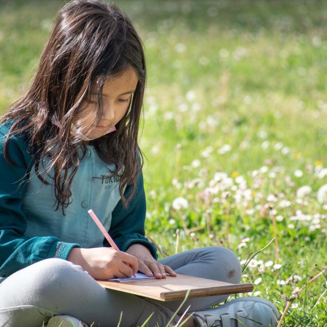 Enfant dessine