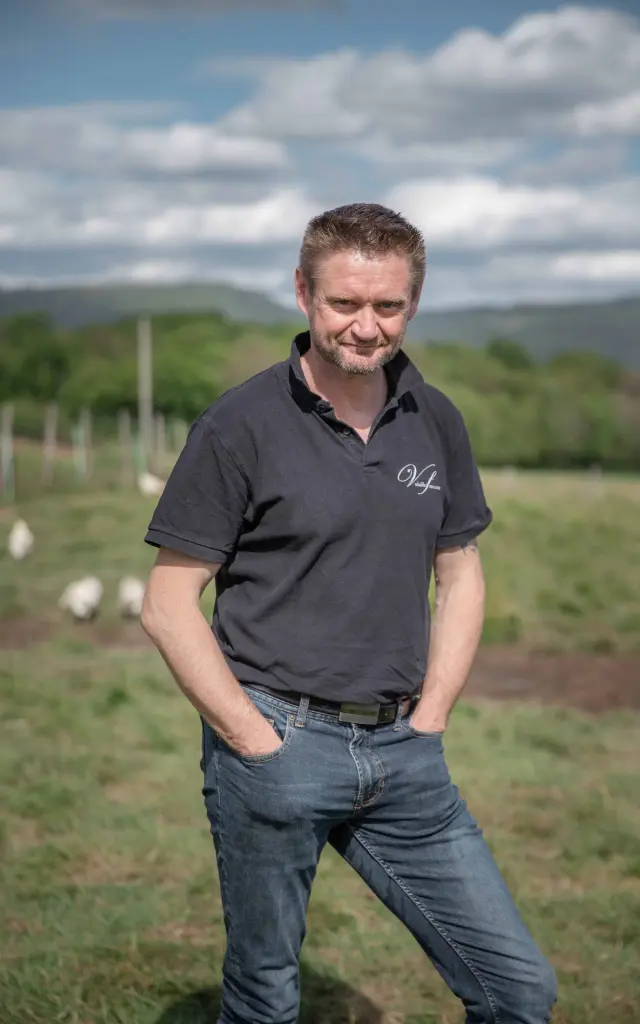 Vincent Guillermin est éleveur de volailles de Bresse et de poulets de Bresse AOC. Infos auprès de votre Office de Tourisme Bourg en Bresse destinations.