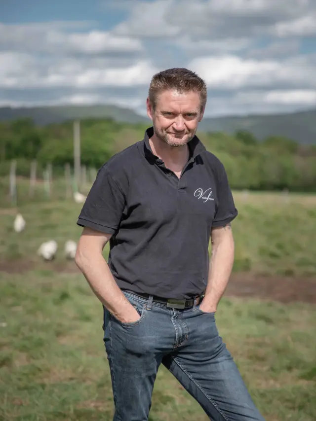 Vincent Guillermin est éleveur de volailles de Bresse et de poulets de Bresse AOC. Infos auprès de votre Office de Tourisme Bourg en Bresse destinations.