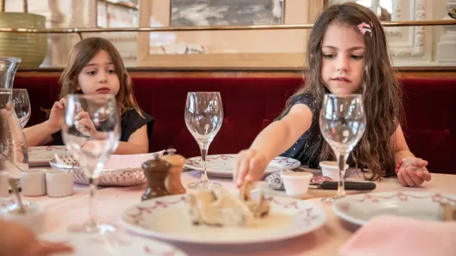 Enfants à table restaurant