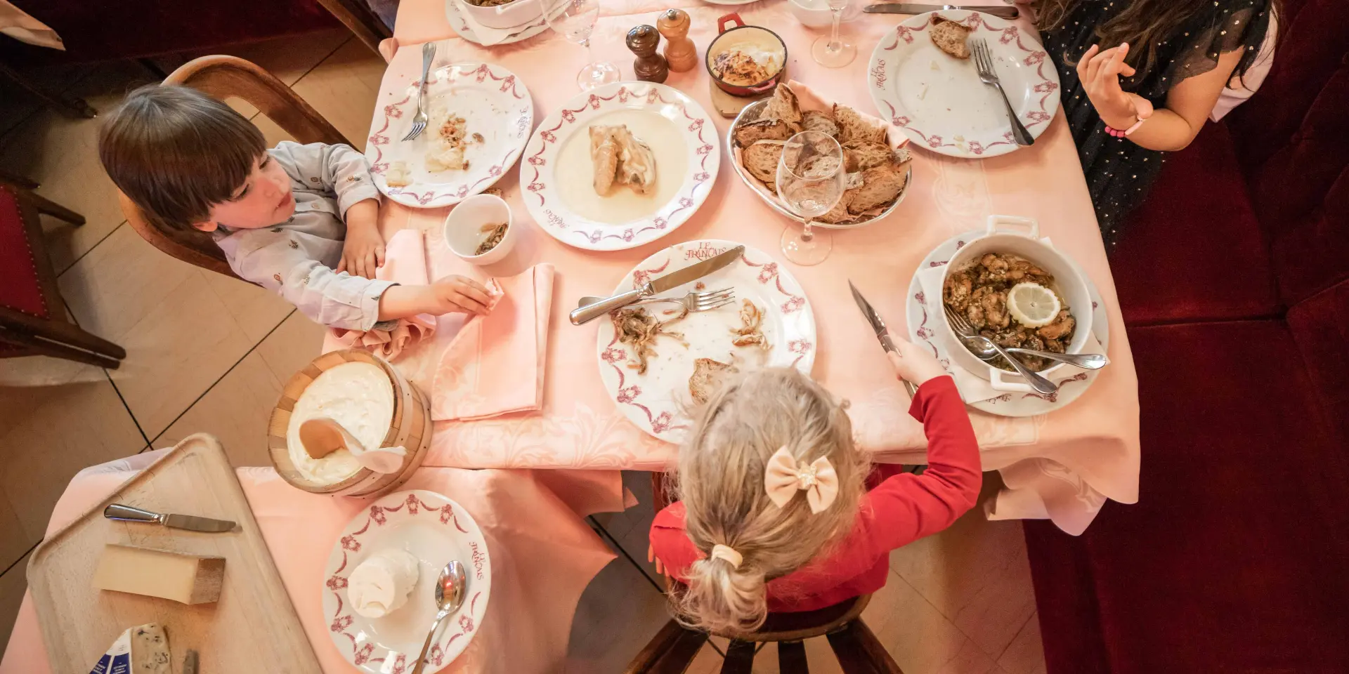Enfants à table restaurant